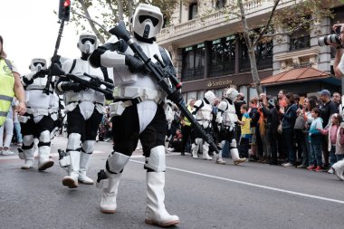 Madrid 'in merkezinde düzenlenen Yıldız Savaşları geçit töreninde giydirilen insanlar, 10 Ekim 2024 İspanya' da Star Wars Madrid kahramanları gibi giyinmiş 900 'den fazla insan sokaklarda geçit töreni yaptı.
