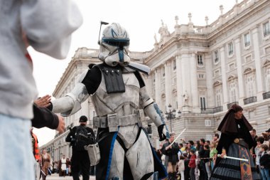 Madrid 'in merkezinde düzenlenen Yıldız Savaşları geçit töreninde giydirilen insanlar, 10 Ekim 2024 İspanya' da Star Wars Madrid kahramanları gibi giyinmiş 900 'den fazla insan sokaklarda geçit töreni yaptı.