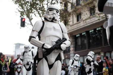 Madrid 'in merkezinde düzenlenen Yıldız Savaşları geçit töreninde giydirilen insanlar, 10 Ekim 2024 İspanya' da Star Wars Madrid kahramanları gibi giyinmiş 900 'den fazla insan sokaklarda geçit töreni yaptı.