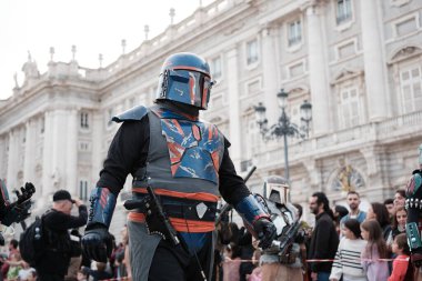 Madrid 'in merkezinde düzenlenen Yıldız Savaşları geçit töreninde giydirilen insanlar, 10 Ekim 2024 İspanya' da Star Wars Madrid kahramanları gibi giyinmiş 900 'den fazla insan sokaklarda geçit töreni yaptı.