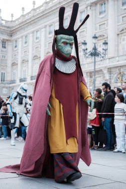 Madrid 'in merkezinde düzenlenen Yıldız Savaşları geçit töreninde giydirilen insanlar, 10 Ekim 2024 İspanya' da Star Wars Madrid kahramanları gibi giyinmiş 900 'den fazla insan sokaklarda geçit töreni yaptı.