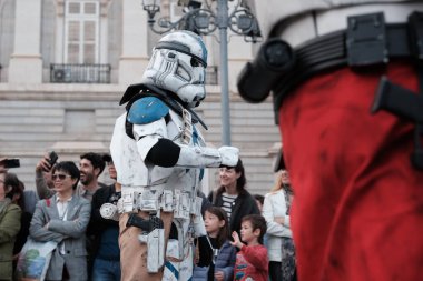 Madrid 'in merkezinde düzenlenen Yıldız Savaşları geçit töreninde giydirilen insanlar, 10 Ekim 2024 İspanya' da Star Wars Madrid kahramanları gibi giyinmiş 900 'den fazla insan sokaklarda geçit töreni yaptı.