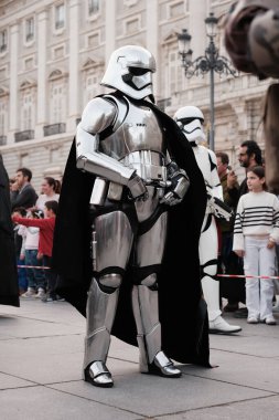 Madrid 'in merkezinde düzenlenen Yıldız Savaşları geçit töreninde giydirilen insanlar, 10 Ekim 2024 İspanya' da Star Wars Madrid kahramanları gibi giyinmiş 900 'den fazla insan sokaklarda geçit töreni yaptı.