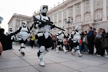 Madrid 'in merkezinde düzenlenen Yıldız Savaşları geçit töreninde giydirilen insanlar, 10 Ekim 2024 İspanya' da Star Wars Madrid kahramanları gibi giyinmiş 900 'den fazla insan sokaklarda geçit töreni yaptı.