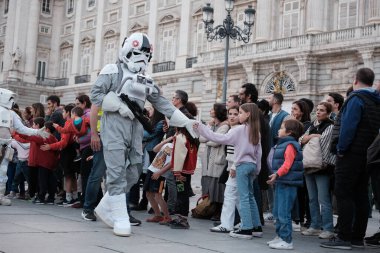 Madrid 'in merkezinde düzenlenen Yıldız Savaşları geçit töreninde giydirilen insanlar, 10 Ekim 2024 İspanya' da Star Wars Madrid kahramanları gibi giyinmiş 900 'den fazla insan sokaklarda geçit töreni yaptı.