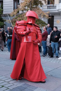 Madrid 'in merkezinde düzenlenen Yıldız Savaşları geçit töreninde giydirilen insanlar, 10 Ekim 2024 İspanya' da Star Wars Madrid kahramanları gibi giyinmiş 900 'den fazla insan sokaklarda geçit töreni yaptı.