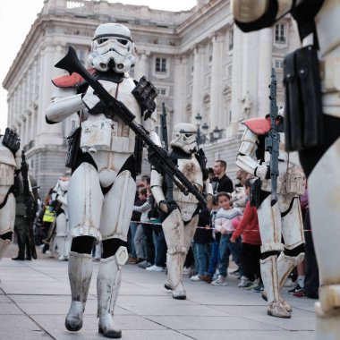 Madrid 'in merkezinde düzenlenen Yıldız Savaşları geçit töreninde giydirilen insanlar, 10 Ekim 2024 İspanya' da Star Wars Madrid kahramanları gibi giyinmiş 900 'den fazla insan sokaklarda geçit töreni yaptı.