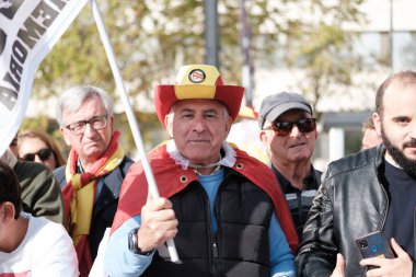 Protestocular, 20 Ekim 2024 tarihinde Madrid 'de iktidar hükümetini protesto etmek ve genel seçim talebinde bulunmak için düzenlenen bir gösteri sırasında İspanyol bayraklarını gösterdiler.