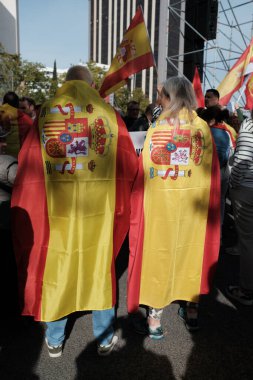 Protestocular, 20 Ekim 2024 tarihinde Madrid 'de iktidar hükümetini protesto etmek ve genel seçim talebinde bulunmak için düzenlenen bir gösteri sırasında İspanyol bayraklarını gösterdiler.