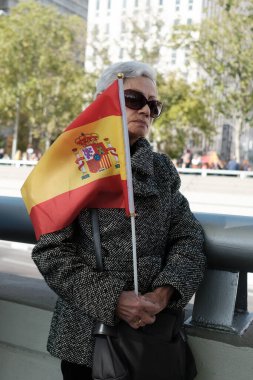 Protestocular, 20 Ekim 2024 tarihinde Madrid 'de iktidar hükümetini protesto etmek ve genel seçim talebinde bulunmak için düzenlenen bir gösteri sırasında İspanyol bayraklarını gösterdiler.