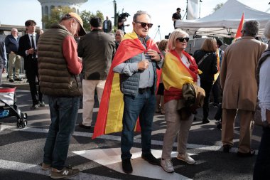 Protestocular, 20 Ekim 2024 tarihinde Madrid 'de iktidar hükümetini protesto etmek ve genel seçim talebinde bulunmak için düzenlenen bir gösteri sırasında İspanyol bayraklarını gösterdiler.