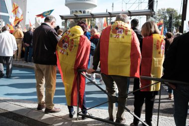 Protestocular, 20 Ekim 2024 tarihinde Madrid 'de iktidar hükümetini protesto etmek ve genel seçim talebinde bulunmak için düzenlenen bir gösteri sırasında İspanyol bayraklarını gösterdiler.