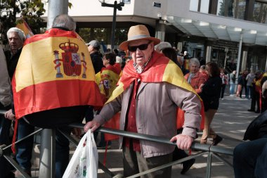 Protestocular, 20 Ekim 2024 tarihinde Madrid 'de iktidar hükümetini protesto etmek ve genel seçim talebinde bulunmak için düzenlenen bir gösteri sırasında İspanyol bayraklarını gösterdiler.