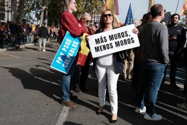 Protestocular, 20 Ekim 2024 tarihinde Madrid 'de iktidar hükümetini protesto etmek ve genel seçim talebinde bulunmak için düzenlenen bir gösteri sırasında İspanyol bayraklarını gösterdiler.