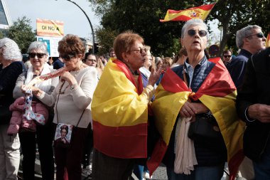 Protestocular, 20 Ekim 2024 tarihinde Madrid 'de iktidar hükümetini protesto etmek ve genel seçim talebinde bulunmak için düzenlenen bir gösteri sırasında İspanyol bayraklarını gösterdiler.