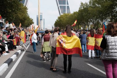 Protestocular, 20 Ekim 2024 tarihinde Madrid 'de iktidar hükümetini protesto etmek ve genel seçim talebinde bulunmak için düzenlenen bir gösteri sırasında İspanyol bayraklarını gösterdiler.