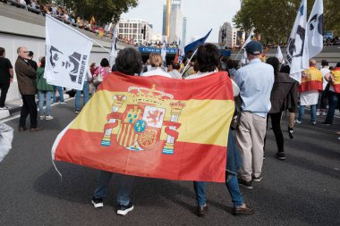 Protestocular, 20 Ekim 2024 tarihinde Madrid 'de iktidar hükümetini protesto etmek ve genel seçim talebinde bulunmak için düzenlenen bir gösteri sırasında İspanyol bayraklarını gösterdiler.