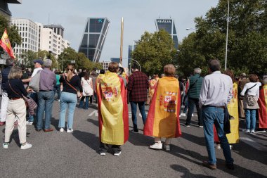 Protestocular, 20 Ekim 2024 tarihinde Madrid 'de iktidar hükümetini protesto etmek ve genel seçim talebinde bulunmak için düzenlenen bir gösteri sırasında İspanyol bayraklarını gösterdiler.