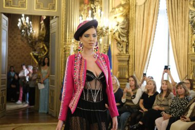 Madrid 'deki Casa de America' da Bolivya Moda Haftası 'nda Bolivya Moda Avrupası podyumu sırasında Franz Auza' nın eserlerini sergiliyor. 22 Ekim 2024 İspanya