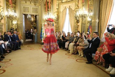 Madrid 'deki Casa de America' da Bolivya Moda Haftası 'nda Bolivya Moda Avrupası podyumu sırasında Franz Auza' nın eserlerini sergiliyor. 22 Ekim 2024 İspanya