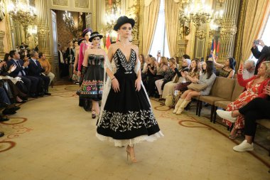 Madrid 'deki Casa de America' da Bolivya Moda Haftası 'nda Bolivya Moda Avrupası podyumu sırasında Franz Auza' nın eserlerini sergiliyor. 22 Ekim 2024 İspanya