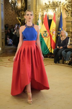 Madrid 'deki Casa de America' da Bolivya Moda Haftası 'nda Bolivya Moda Avrupası podyumu sırasında Franz Auza' nın eserlerini sergiliyor. 22 Ekim 2024 İspanya