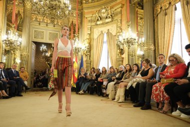 Madrid 'deki Casa de America' da Bolivya Moda Haftası 'nda Bolivya Moda Avrupası podyumu sırasında Franz Auza' nın eserlerini sergiliyor. 22 Ekim 2024 İspanya