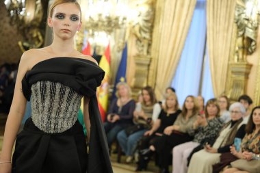 Madrid 'deki Casa de America' da Bolivya Moda Haftası 'nda Bolivya Moda Avrupası podyumu sırasında Franz Auza' nın eserlerini sergiliyor. 22 Ekim 2024 İspanya