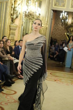 Madrid 'deki Casa de America' da Bolivya Moda Haftası 'nda Bolivya Moda Avrupası podyumu sırasında Franz Auza' nın eserlerini sergiliyor. 22 Ekim 2024 İspanya