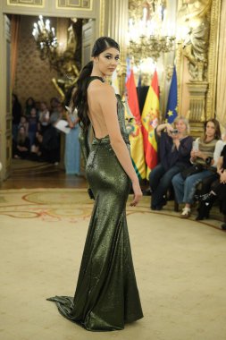 Madrid 'deki Casa de America' da Bolivya Moda Haftası 'nda Bolivya Moda Avrupası podyumu sırasında Franz Auza' nın eserlerini sergiliyor. 22 Ekim 2024 İspanya