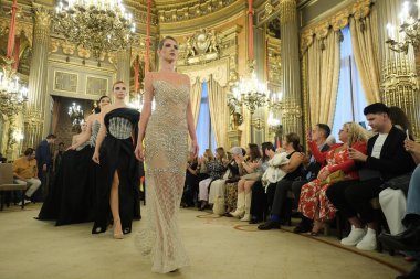 Madrid 'deki Casa de America' da Bolivya Moda Haftası 'nda Bolivya Moda Avrupası podyumu sırasında Franz Auza' nın eserlerini sergiliyor. 22 Ekim 2024 İspanya