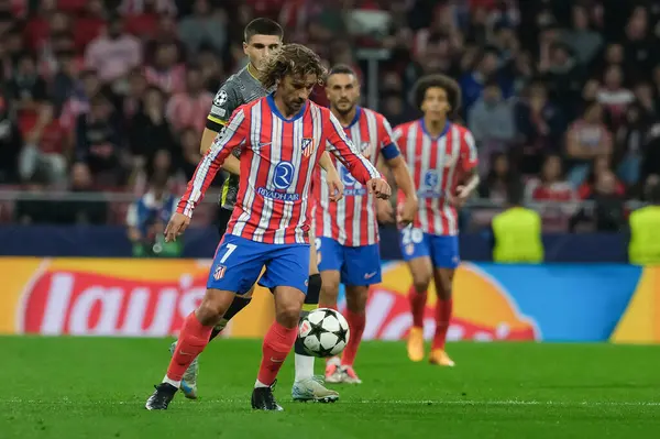 Antoine Griezmann UEFA Şampiyonlar Ligi maçında Atletico de Madrid ve LOSC Lille arasında 23 Ekim 2024 'te Madrid, İspanya' da oynanan stadyumda maç yapmaktadır..
