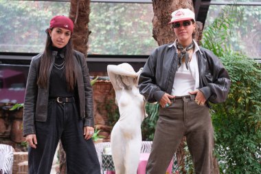 Marlena müzik ikilisi, 24 Ekim 2024 'te Madrid' deki Fotuny Hall 'da yeni albümlerinin tanıtımı sırasında poz verdi.