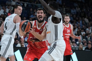 Real Madrid 'den Nikola Kaliniç, Real Madrid ile Crvena Zvezda Belgrad arasında oynanan EuroLeague karşılaşması sırasında 24 Ekim 2024 tarihinde Madrid' deki WiZink Center 'da oynanmıştır.