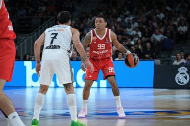 Real Madrid 'den Yago Dos Santos, Real Madrid ile Crvena Zvezda Belgrad arasında oynanan EuroLeague karşılaşması sırasında 24 Ekim 2024 tarihinde İspanya' nın başkenti Madrid 'de oynanmıştır.