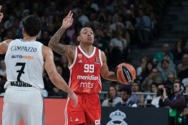 Real Madrid 'den Yago Dos Santos, Real Madrid ile Crvena Zvezda Belgrad arasında oynanan EuroLeague karşılaşması sırasında 24 Ekim 2024 tarihinde İspanya' nın başkenti Madrid 'de oynanmıştır.