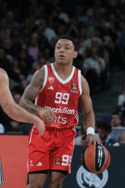 Real Madrid 'den Yago Dos Santos, Real Madrid ile Crvena Zvezda Belgrad arasında oynanan EuroLeague karşılaşması sırasında 24 Ekim 2024 tarihinde İspanya' nın başkenti Madrid 'de oynanmıştır.