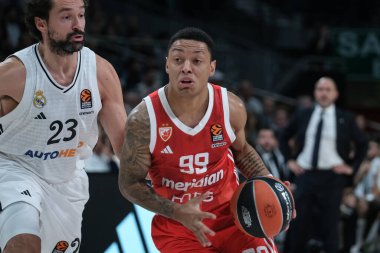 Real Madrid 'den Yago Dos Santos, Real Madrid ile Crvena Zvezda Belgrad arasında oynanan EuroLeague karşılaşması sırasında 24 Ekim 2024 tarihinde İspanya' nın başkenti Madrid 'de oynanmıştır.