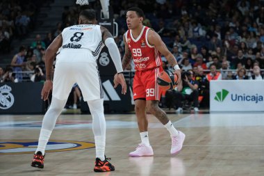 Real Madrid 'den Yago Dos Santos, Real Madrid ile Crvena Zvezda Belgrad arasında oynanan EuroLeague karşılaşması sırasında 24 Ekim 2024 tarihinde İspanya' nın başkenti Madrid 'de oynanmıştır.