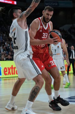 Real Madrid 'den Uros Plavsiç, Real Madrid ile Crvena Zvezda Belgrad arasında oynanan EuroLeague karşılaşması sırasında 24 Ekim 2024 tarihinde İspanya' nın başkenti Madrid 'de oynanmıştır.