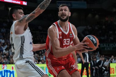 Real Madrid 'den Uros Plavsiç, Real Madrid ile Crvena Zvezda Belgrad arasında oynanan EuroLeague karşılaşması sırasında 24 Ekim 2024 tarihinde İspanya' nın başkenti Madrid 'de oynanmıştır.