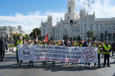 Emeklilik protestosu sırasında protestocular, Puerta del Sol 'da 26 Ekim 2024' te İspanya 'nın Madrid kentinde bulunan herkese iyi ve yeterli emekli maaşı sağlama amaçlı protestocular.