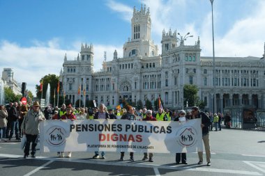 Emeklilik protestosu sırasında protestocular, Puerta del Sol 'da 26 Ekim 2024' te İspanya 'nın Madrid kentinde bulunan herkese iyi ve yeterli emekli maaşı sağlama amaçlı protestocular.