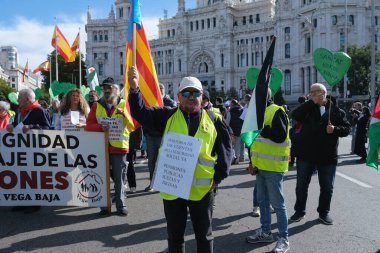 Emeklilik protestosu sırasında protestocular, Puerta del Sol 'da 26 Ekim 2024' te İspanya 'nın Madrid kentinde bulunan herkese iyi ve yeterli emekli maaşı sağlama amaçlı protestocular.