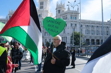 Emeklilik protestosu sırasında protestocular, Puerta del Sol 'da 26 Ekim 2024' te İspanya 'nın Madrid kentinde bulunan herkese iyi ve yeterli emekli maaşı sağlama amaçlı protestocular.
