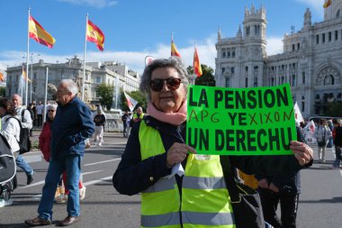 Emeklilik protestosu sırasında protestocular, Puerta del Sol 'da 26 Ekim 2024' te İspanya 'nın Madrid kentinde bulunan herkese iyi ve yeterli emekli maaşı sağlama amaçlı protestocular.