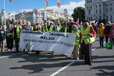 Emeklilik protestosu sırasında protestocular, Puerta del Sol 'da 26 Ekim 2024' te İspanya 'nın Madrid kentinde bulunan herkese iyi ve yeterli emekli maaşı sağlama amaçlı protestocular.