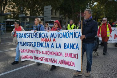 Emeklilik protestosu sırasında protestocular, Puerta del Sol 'da 26 Ekim 2024' te İspanya 'nın Madrid kentinde bulunan herkese iyi ve yeterli emekli maaşı sağlama amaçlı protestocular.