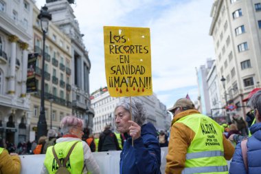 Emeklilik protestosu sırasında protestocular, Puerta del Sol 'da 26 Ekim 2024' te İspanya 'nın Madrid kentinde bulunan herkese iyi ve yeterli emekli maaşı sağlama amaçlı protestocular.