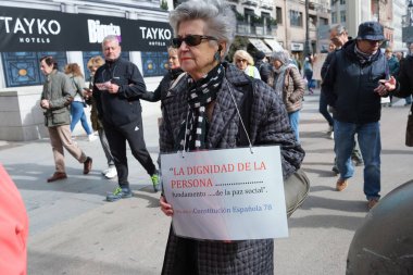 Emeklilik protestosu sırasında protestocular, Puerta del Sol 'da 26 Ekim 2024' te İspanya 'nın Madrid kentinde bulunan herkese iyi ve yeterli emekli maaşı sağlama amaçlı protestocular.